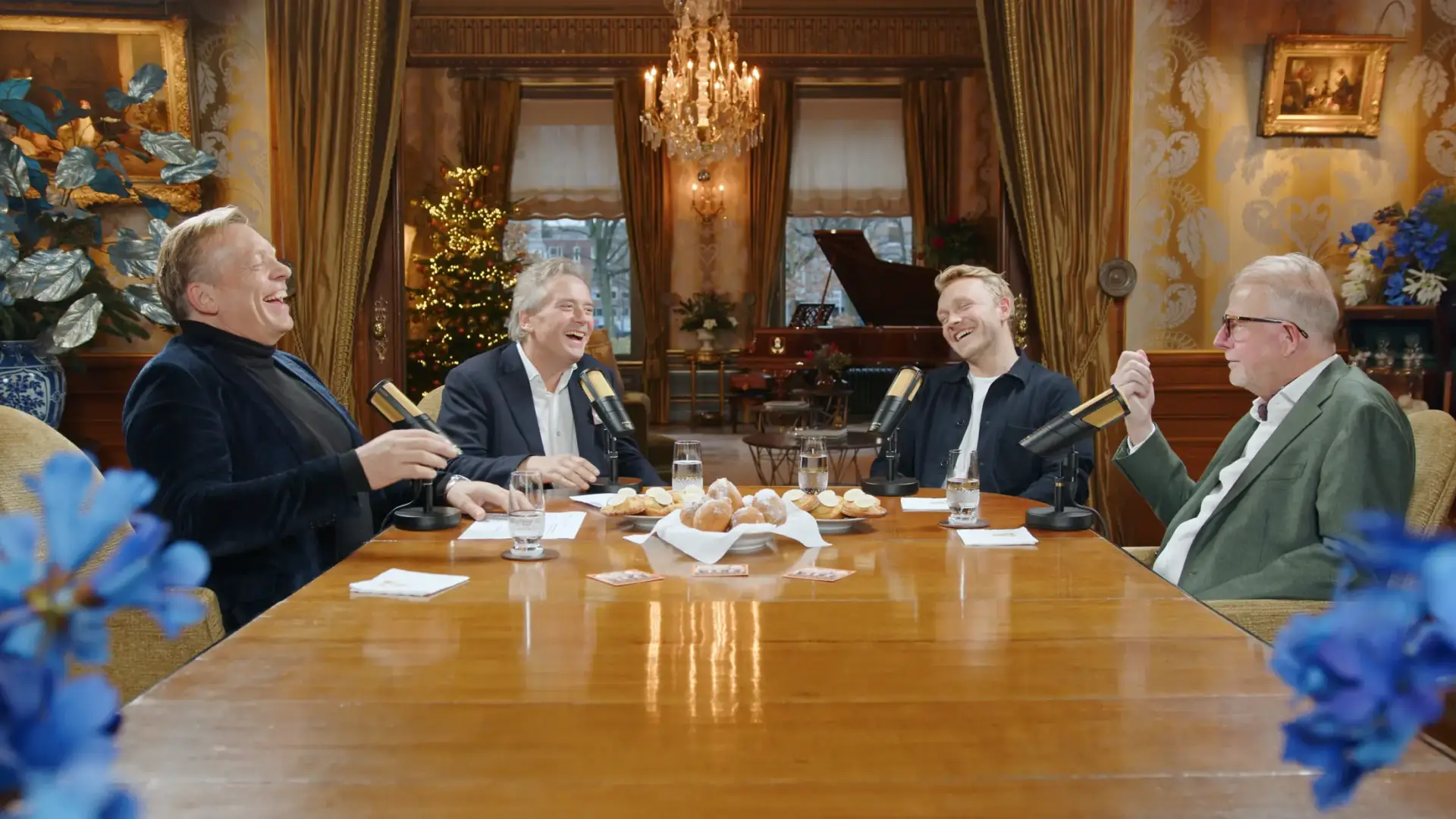De Dutch Dragons aan tafel tijdens een pitch in de podcast